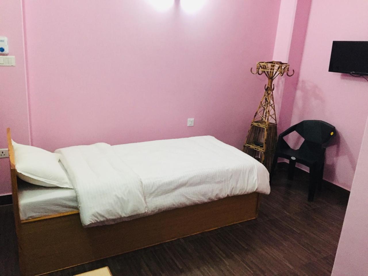 Obey Guest House Pokhara Bagian luar foto