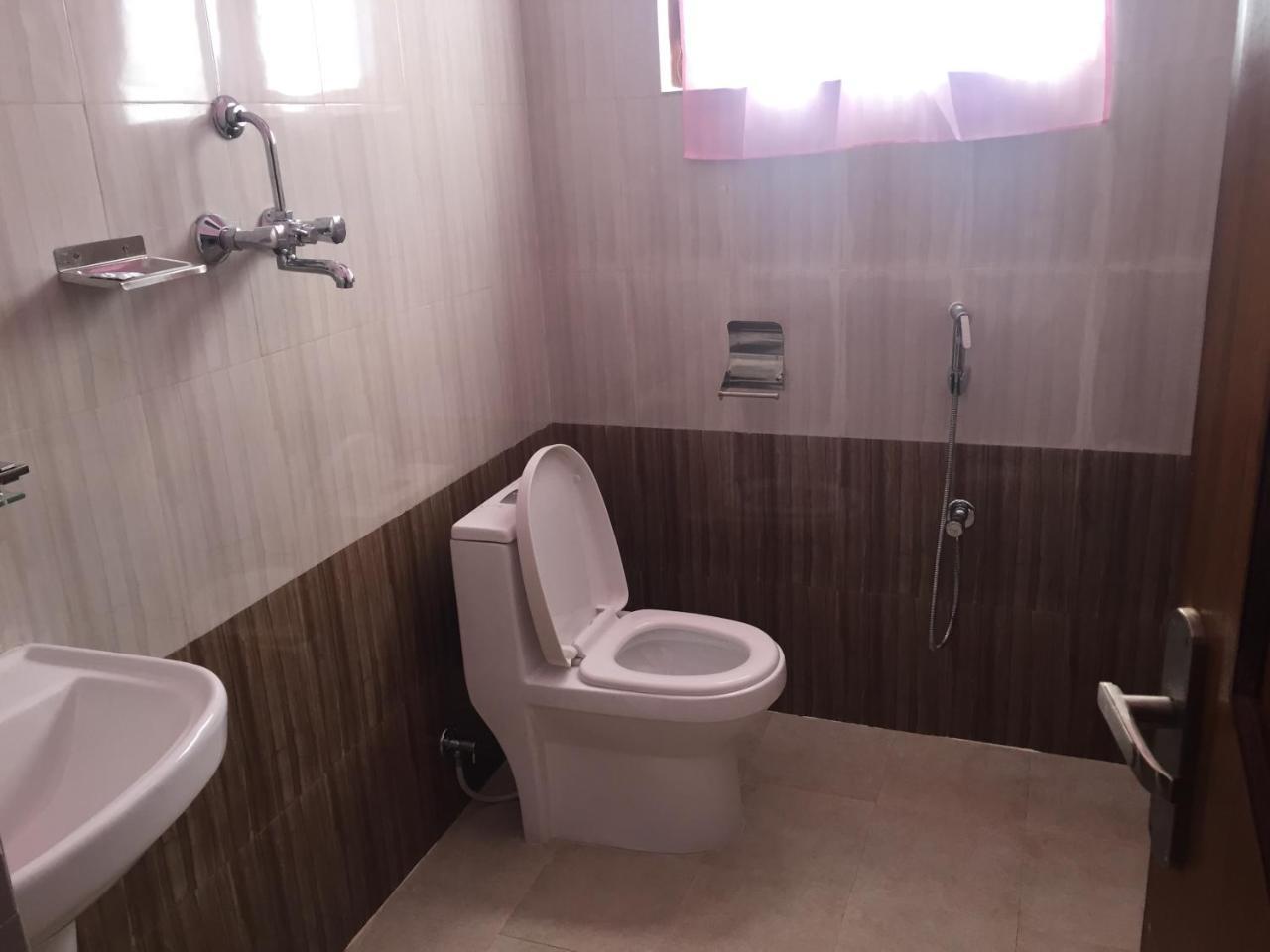 Obey Guest House Pokhara Bagian luar foto